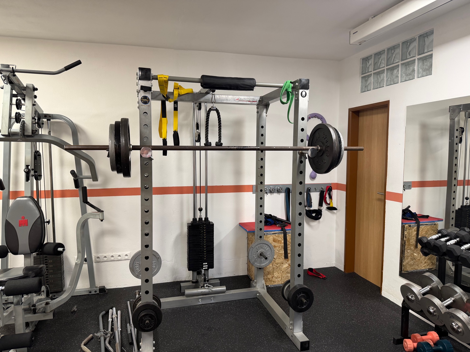 Posilňovňa BiboGym – power rack, činky